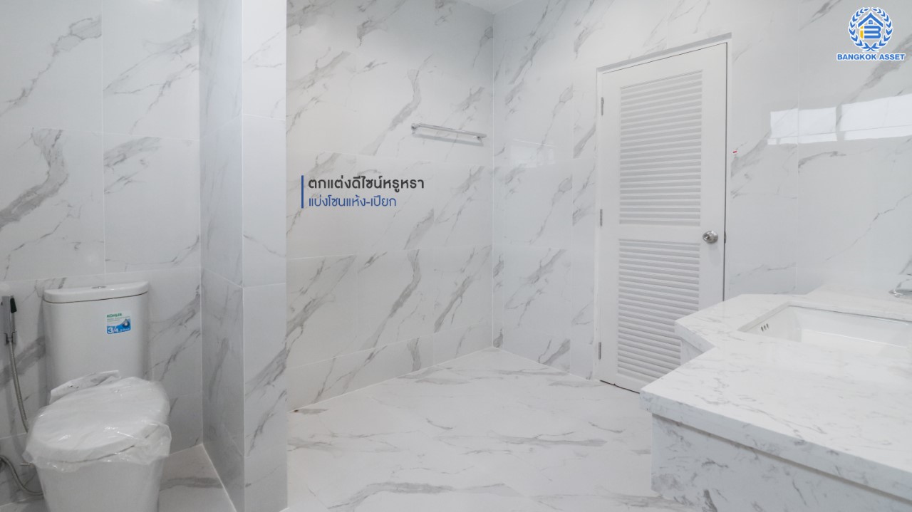 คฤหาสน์มือสองตกแต่งใหม่ #หลังมุม โครงการ บ้านภาณุ ปิ่นเกล้า-ตลิ่งชัน เนื้อที่ 135.5 ตร.ว. ฟังก์ชันจัดเต็ม 5 ห้องนอน 5 ห้องน้ำ จอดรถได้ 4 คัน บนพื้นที่ใช้สอยเกือบ 460 ตร.ม. พร้อมพื้นที่สนามหญ้ากว้างกว่า 100 ตร.ม. ตอบโจทย์ครอบครัวใหญ่ บนทำเลศักยภาพ เชื่อมต่อทั้งถนนกาญจนาภิเษก และทางคู่ขนานลอยฟ้าบรมราชชนนี ใกล้สถานีขนส่งสายใต้ใหม่ และเซ็นทรัลปิ่นเกล้า